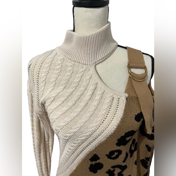 Andree Asymmetrical Sweater with Shoulder Cut Out and Gold Fastener New - Picture 4 of 10